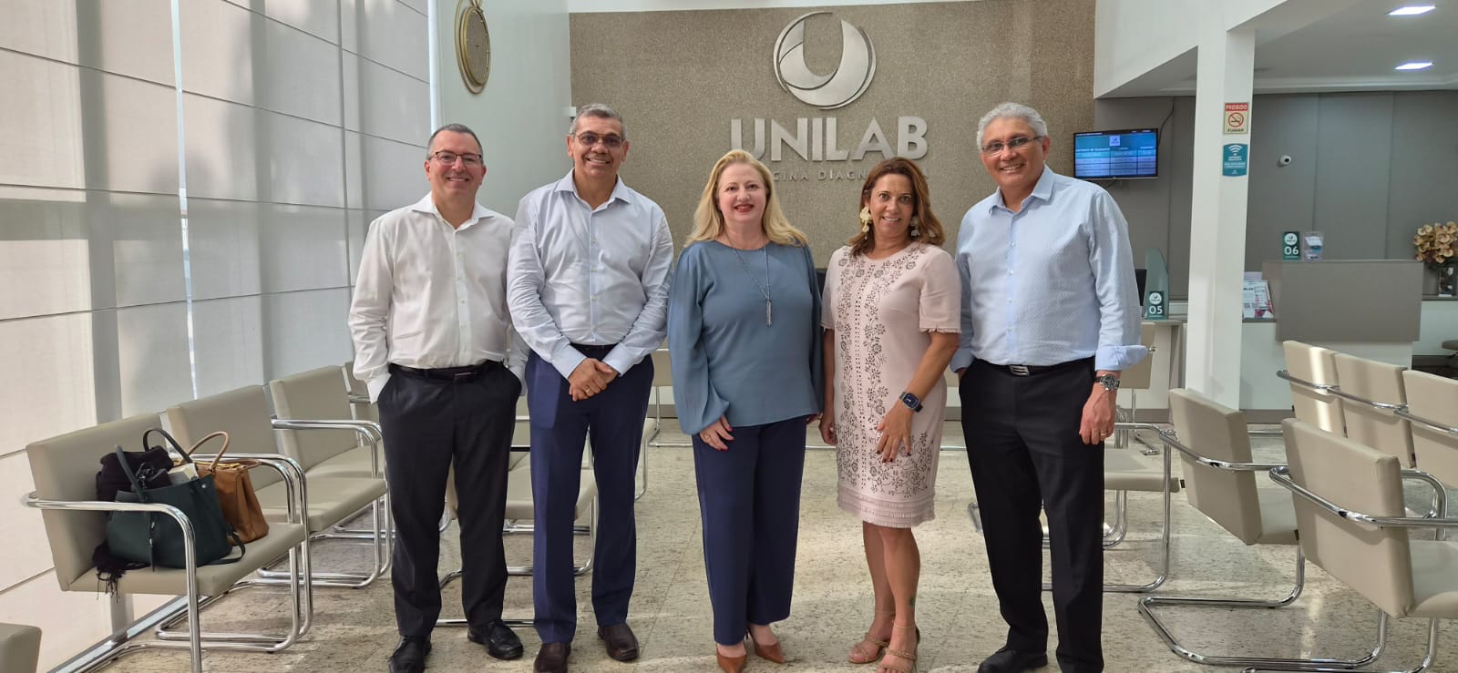 Presidente-executiva do Grupo Sabin, Lídia Abdalla, e diretores selaram acordo com Ricardo Gomes, do Unilab